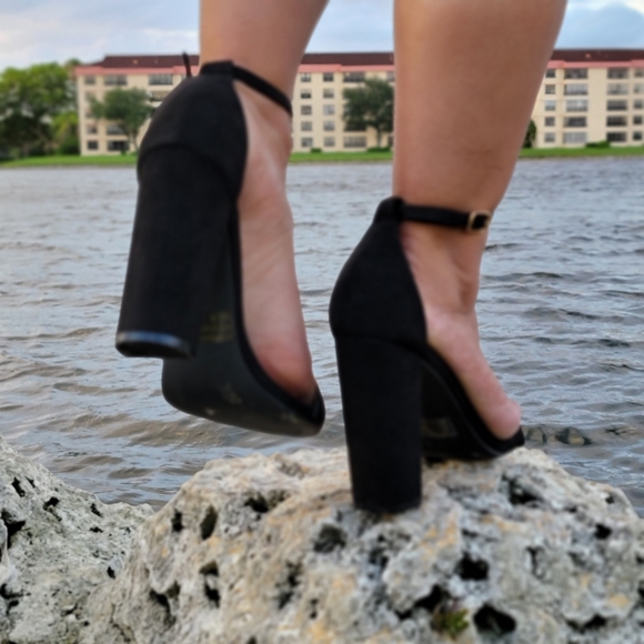 ✨Host Pick✨ NWOT Black Suede Ankle Strap Block Heel Dress Sandals - Picture 2 of 6